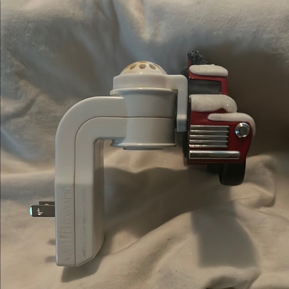 Bath&Body Red Vintage Truck Holiday Wallflower with Snow and Tree - Picture 2 of 3